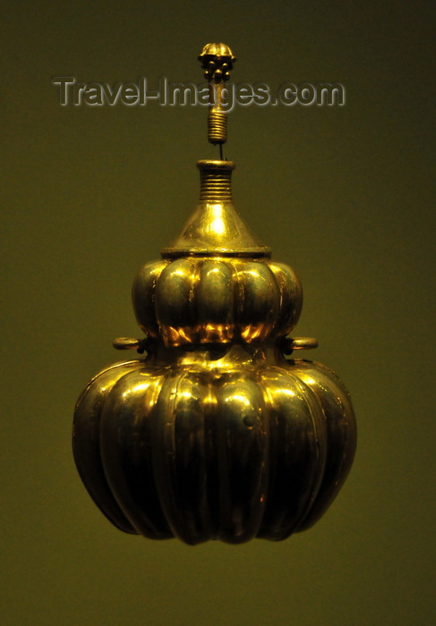 colombia164: Bogotá, Colombia: Gold Museum - Museo del Oro - tumbaga poporo - container that held lime used when chewing coca leaves - pumpkin shaped bottle with a lid - coca was used for activating the powers of concentration, memory and speech - photo by M.Torres - (c) Travel-Images.com - Stock Photography agency - Image Bank