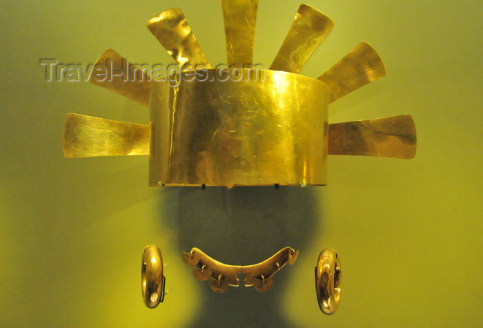 colombia167: Bogotá, Colombia: Gold Museum - Museo del Oro - hammered gold helmets were the chiefs' main symbols - Quimbaya - Mid-Cauca region - photo by M.Torres - (c) Travel-Images.com - Stock Photography agency - Image Bank