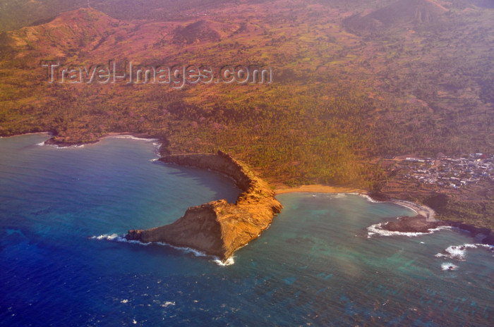 comoros10: Ivoini, Grande Comore / Ngazidja, Comoros islands: Goulayivoini formation - the dragon - Northeast coast - photo by M.Torres - (c) Travel-Images.com - Stock Photography agency - Image Bank
