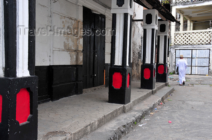 comoros100: Moroni, Grande Comore / Ngazidja, Comoros islands: pillars in the Arab quarter - medina - photo by M.Torres - (c) Travel-Images.com - Stock Photography agency - Image Bank