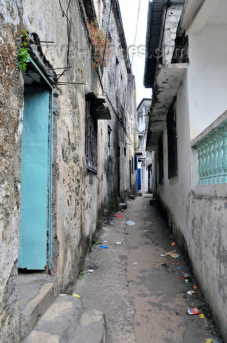 comoros101: Moroni, Grande Comore / Ngazidja, Comoros islands: Arab quarter - Zanzibar style alley in the Medina - photo by M.Torres - (c) Travel-Images.com - Stock Photography agency - Image Bank