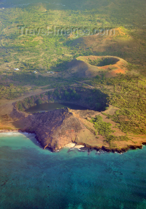 comoros11: Lac Salé, Grande Comore / Ngazidja, Comoros islands: three volcanic craters, the one on the foreground with a salt water lake - Northern coast - photo by M.Torres - (c) Travel-Images.com - Stock Photography agency - Image Bank