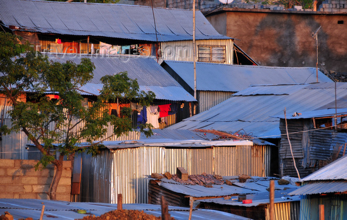 comoros13: Moroni, Grande Comore / Ngazidja, Comoros islands: zinc architecture - slum houses - photo by M.Torres - (c) Travel-Images.com - Stock Photography agency - Image Bank