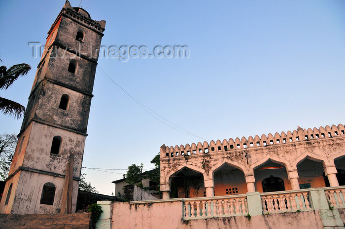 comoros17: Moroni, Grande Comore / Ngazidja, Comoros islands: mosque at the end of Avenue des Ministères, by the dhow port - photo by M.Torres - (c) Travel-Images.com - Stock Photography agency - Image Bank