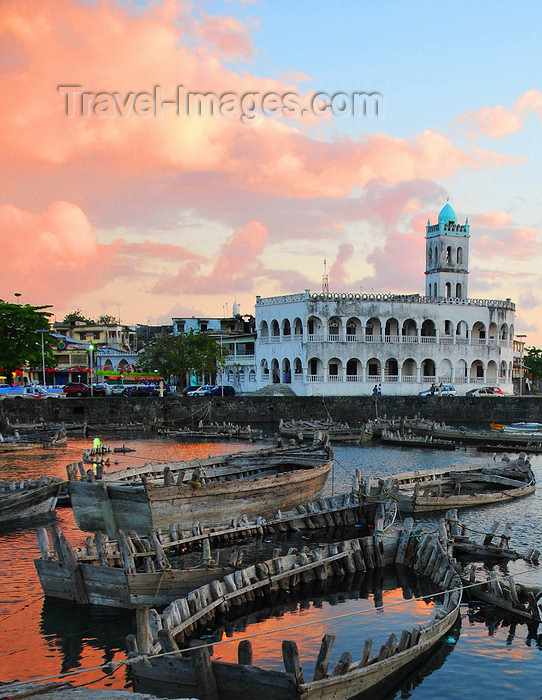 comoros18: Moroni, Grande Comore / Ngazidja, Comoros islands: dusk on the old dhow port and the Old Friday Mosque - Port aux Boutres et l'Ancienne mosquée du Vendredi - photo by M.Torres - (c) Travel-Images.com - Stock Photography agency - Image Bank