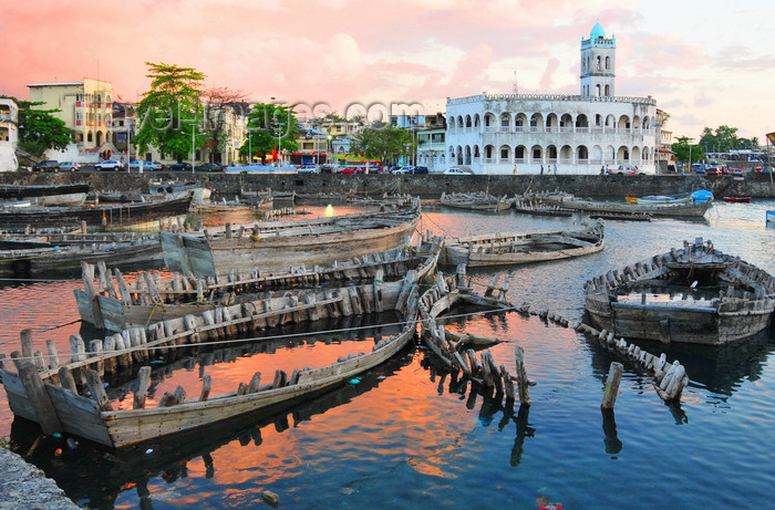 comoros19: Moroni, Grande Comore / Ngazidja, Comoros islands: sunset on the dhow port and the Old Friday Mosque - Port aux Boutres et l'Ancienne mosquée du Vendredi - photo by M.Torres - (c) Travel-Images.com - Stock Photography agency - Image Bank