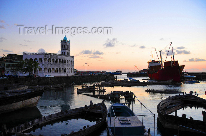 comoros22: Moroni, Grande Comore / Ngazidja, Comoros islands: dhow port and Old Friday Mosque at dusk - photo by M.Torres - (c) Travel-Images.com - Stock Photography agency - Image Bank