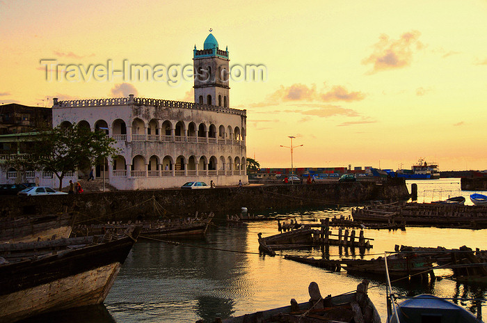 comoros23: Moroni, Grande Comore / Ngazidja, Comoros islands: sunset - dhow port and the Old Friday Mosque - Port aux Boutres et l'Ancienne mosquée du Vendredi - photo by M.Torres - (c) Travel-Images.com - Stock Photography agency - Image Bank