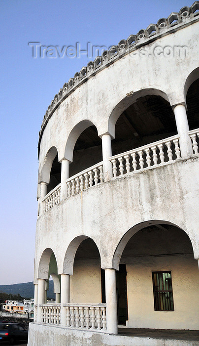 comoros25: Moroni, Grande Comore / Ngazidja, Comoros islands: Old Friday Mosque - verandahs - detail - Ancienne mosquée du Vendredi - photo by M.Torres - (c) Travel-Images.com - Stock Photography agency - Image Bank