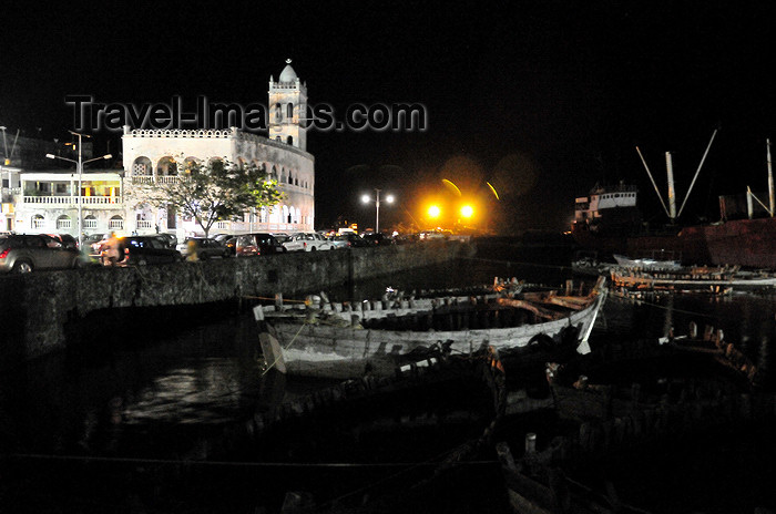 comoros27: Moroni, Grande Comore / Ngazidja, Comoros islands: night on the dhow port and the Old Friday Mosque - Port aux Boutres et l'Ancienne mosquée du Vendredi - photo by M.Torres - (c) Travel-Images.com - Stock Photography agency - Image Bank