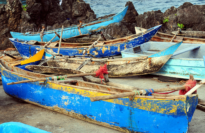 comoros35: Moroni, Grande Comore / Ngazidja, Comoros islands: Comoran outrigger boats, called galawas - pirogues à balancier - photo by M.Torres - (c) Travel-Images.com - Stock Photography agency - Image Bank