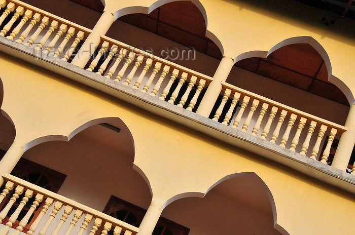 comoros36: Moroni, Grande Comore / Ngazidja, Comoros islands: three-foiled arches at Prince Said Ibrahim mosque - balconies - Corniche - photo by M.Torres - (c) Travel-Images.com - Stock Photography agency - Image Bank