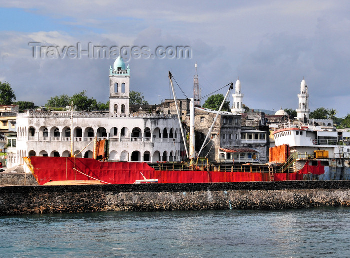 comoros40: Moroni, Grande Comore / Ngazidja, Comoros islands: freighter and minarets of the old and new Friday mosques - photo by M.Torres - (c) Travel-Images.com - Stock Photography agency - Image Bank