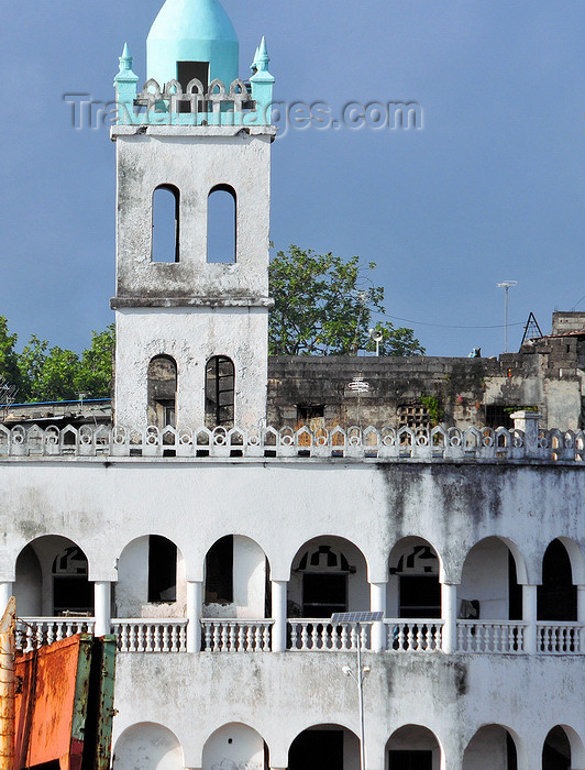 comoros41: Moroni, Grande Comore / Ngazidja, Comoros islands: Old Friday Mosque - minaret and arches - Ancienne mosquée du Vendredi - photo by M.Torres - (c) Travel-Images.com - Stock Photography agency - Image Bank