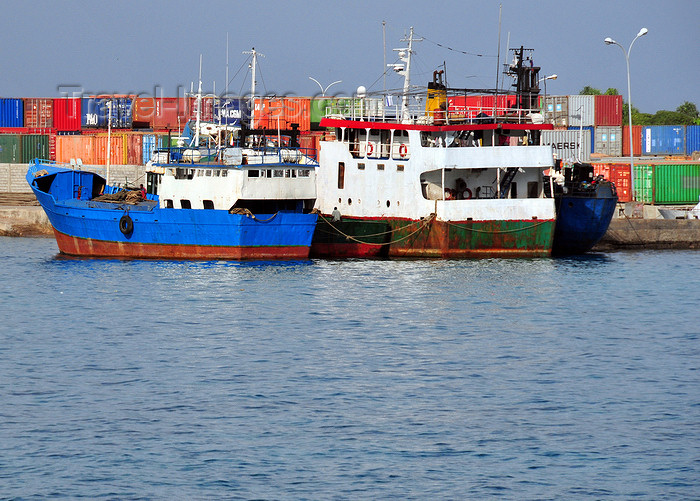 comoros43: Moroni, Grande Comore / Ngazidja, Comoros islands: boats and containers - port scene - photo by M.Torres - (c) Travel-Images.com - Stock Photography agency - Image Bank