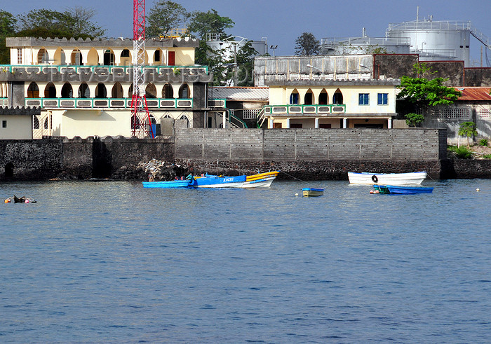 comoros44: Moroni, Grande Comore / Ngazidja, Comoros islands: in the port - Customs building - photo by M.Torres - (c) Travel-Images.com - Stock Photography agency - Image Bank