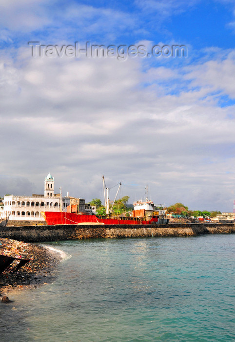 comoros45: Moroni, Grande Comore / Ngazidja, Comoros islands: looking south from the Corniche - photo by M.Torres - (c) Travel-Images.com - Stock Photography agency - Image Bank