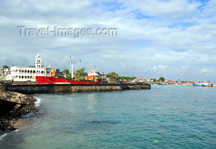 comoros46: Moroni, Grande Comore / Ngazidja, Comoros islands: old and new port seen from the Corniche - photo by M.Torres - (c) Travel-Images.com - Stock Photography agency - Image Bank