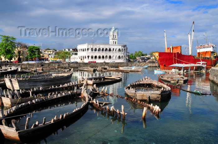 comoros47: Moroni, Grande Comore / Ngazidja, Comoros islands: wooden boats at the dhow port and the Old Friday Mosque - Port aux Boutres et l'Ancienne mosquée du Vendredi - photo by M.Torres - (c) Travel-Images.com - Stock Photography agency - Image Bank