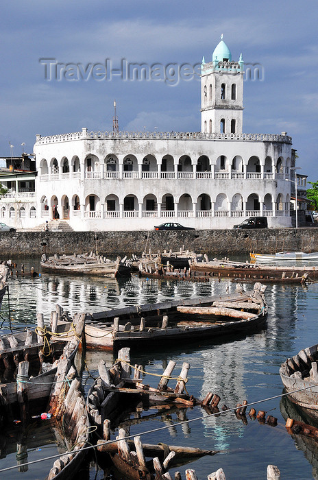 comoros48: Moroni, Grande Comore / Ngazidja, Comoros islands: Old Friday Mosque reflected on the dhow port - Port aux Boutres et l'Ancienne mosquée du Vendredi - photo by M.Torres - (c) Travel-Images.com - Stock Photography agency - Image Bank