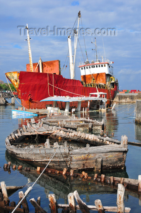 comoros49: Moroni, Grande Comore / Ngazidja, Comoros islands: the freighter 'Moroni' and old dhow hulls - Port aux Boutres - photo by M.Torres - (c) Travel-Images.com - Stock Photography agency - Image Bank