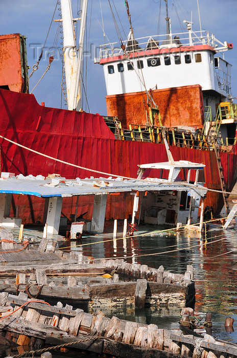 comoros50: Moroni, Grande Comore / Ngazidja, Comoros islands: decay - old freighter 'Moroni' and assorted old boats - dhow harbour - photo by M.Torres - (c) Travel-Images.com - Stock Photography agency - Image Bank