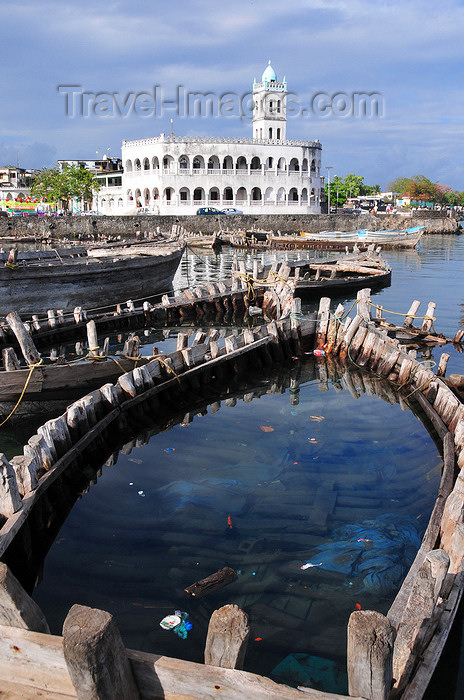 comoros51: Moroni, Grande Comore / Ngazidja, Comoros islands: Old Friday Mosque and the ghost of a dhow - Port aux Boutres et l'Ancienne mosquée du Vendredi - photo by M.Torres - (c) Travel-Images.com - Stock Photography agency - Image Bank