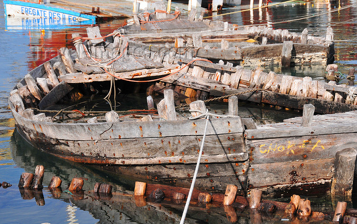 comoros52: Moroni, Grande Comore / Ngazidja, Comoros islands: wooden boats at the old dhow port - Port aux Boutres - photo by M.Torres - (c) Travel-Images.com - Stock Photography agency - Image Bank