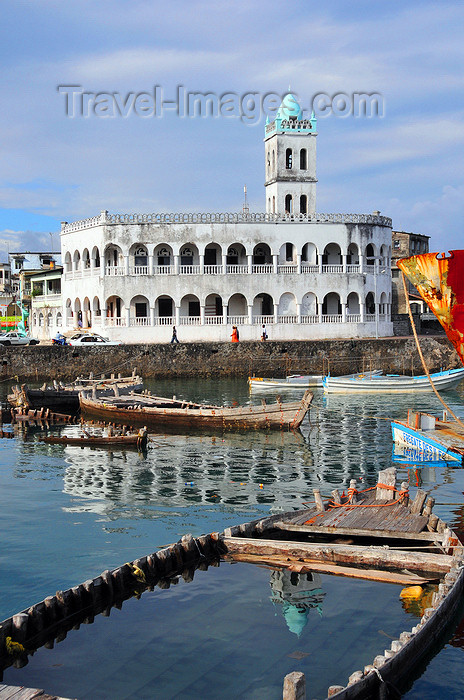 comoros54: Moroni, Grande Comore / Ngazidja, Comoros islands: half sunk dhow and the Old Friday Mosque - Port aux Boutres et l'Ancienne mosquée du Vendredi - photo by M.Torres - (c) Travel-Images.com - Stock Photography agency - Image Bank