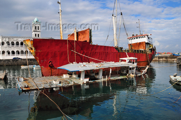 comoros55: Moroni, Grande Comore / Ngazidja, Comoros islands: the freighter 'Moroni' and the old friday mosque - Port aux Boutres - photo by M.Torres - (c) Travel-Images.com - Stock Photography agency - Image Bank