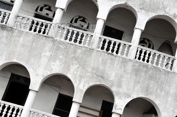 comoros59: Moroni, Grande Comore / Ngazidja, Comoros islands: façade detail of the Old Friday Mosque - arches - photo by M.Torres - (c) Travel-Images.com - Stock Photography agency - Image Bank