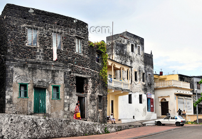 comoros60: Moroni, Grande Comore / Ngazidja, Comoros islands: old houses by the port - Blv El Marrouf - photo by M.Torres - (c) Travel-Images.com - Stock Photography agency - Image Bank