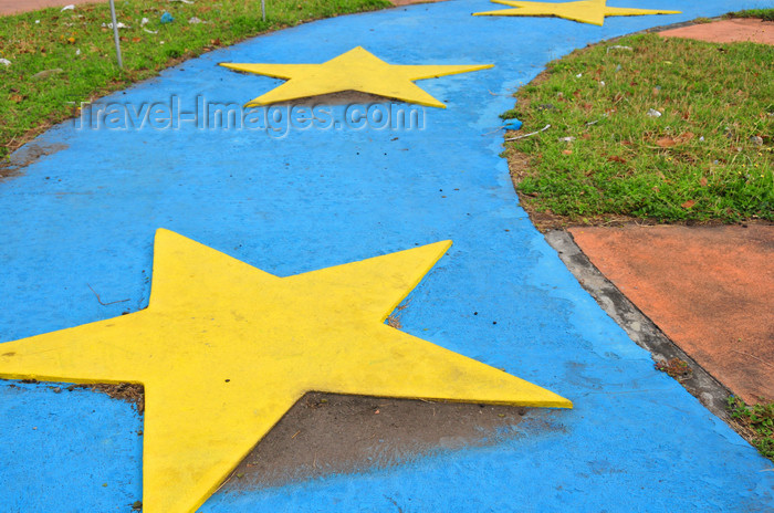 comoros62: Moroni, Grande Comore / Ngazidja, Comoros islands: European stars in a roundabout - Place de l'Europe - photo by M.Torres - (c) Travel-Images.com - Stock Photography agency - Image Bank