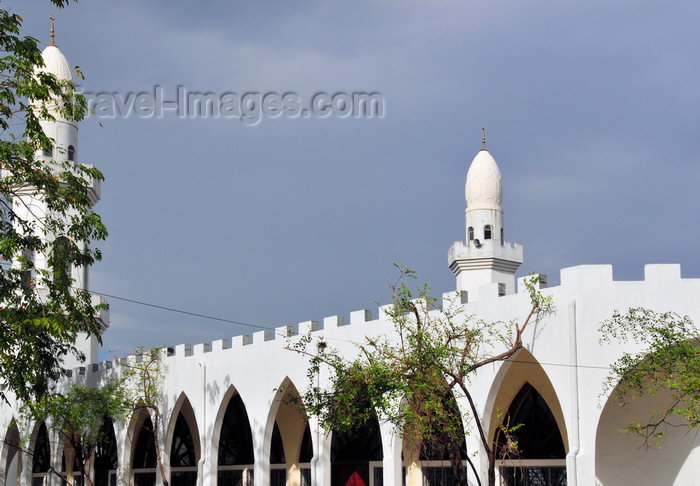 comoros64: Moroni, Grande Comore / Ngazidja, Comoros islands: New Friday mosque - a gift from the Emir of Sharjah - Blvd El Marrouf, Basha - Nouvelle Mosquée du Vendredi - photo by M.Torres - (c) Travel-Images.com - Stock Photography agency - Image Bank