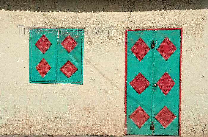 comoros66: Moroni, Grande Comore / Ngazidja, Comoros islands: door and window - green with red rhombi - Zilimadjou - photo by M.Torres - (c) Travel-Images.com - Stock Photography agency - Image Bank