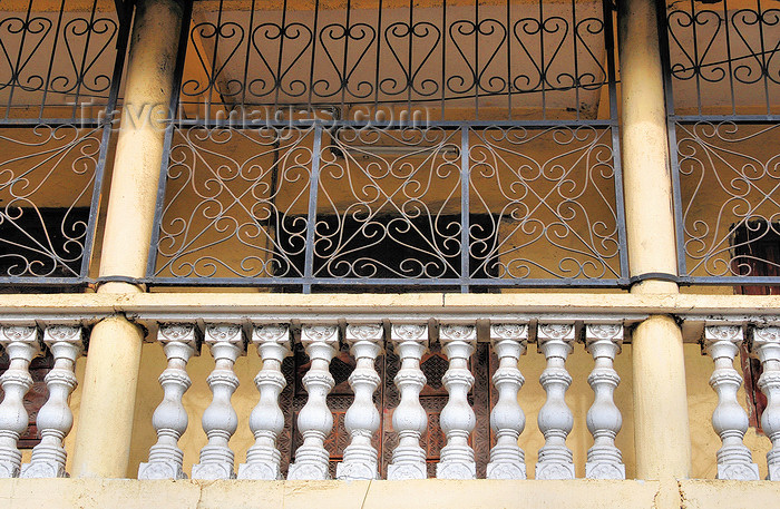 comoros67: Moroni, Grande Comore / Ngazidja, Comoros islands: balustrade on an old balcony - Zilimadjou - photo by M.Torres - (c) Travel-Images.com - Stock Photography agency - Image Bank