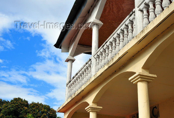 comoros68: Moroni, Grande Comore / Ngazidja, Comoros islands: colonial balcony - balustrade - photo by M.Torres - (c) Travel-Images.com - Stock Photography agency - Image Bank