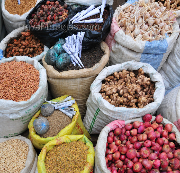 comoros70: Moroni, Grande Comore / Ngazidja, Comoros islands: goods in sacks at the market - photo by M.Torres - (c) Travel-Images.com - Stock Photography agency - Image Bank