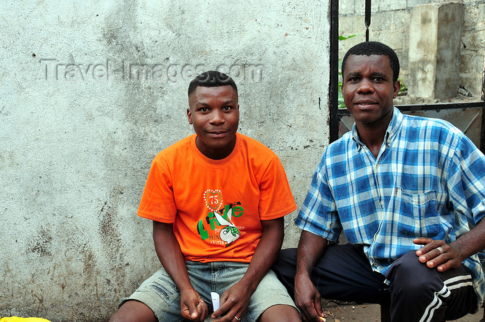 comoros74: Moroni, Grande Comore / Ngazidja, Comoros islands: merchants from Anjouan island - Dashe - photo by M.Torres - (c) Travel-Images.com - Stock Photography agency - Image Bank