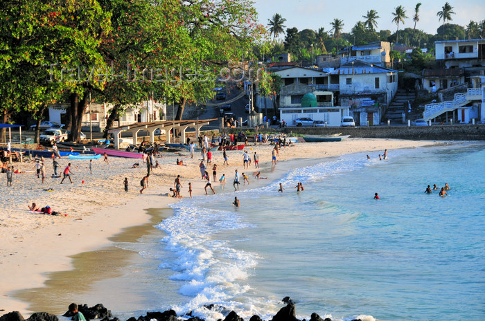 comoros8: Itsandra, Grande Comore / Ngazidja, Comoros islands: people on the beach - photo by M.Torres - (c) Travel-Images.com - Stock Photography agency - Image Bank