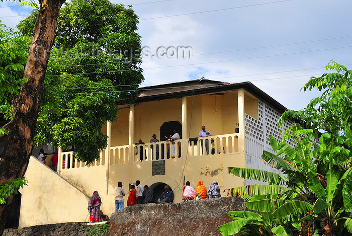 comoros83: Moroni, Grande Comore / Ngazidja, Comoros islands: atmospheric French colonial building housing the Police Station - Avenue des Ministères - photo by M.Torres - (c) Travel-Images.com - Stock Photography agency - Image Bank