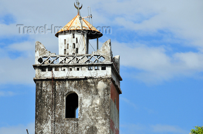 comoros85: Moroni, Grande Comore / Ngazidja, Comoros islands: minaret - mosque near Av. de Ministères - photo by M.Torres - (c) Travel-Images.com - Stock Photography agency - Image Bank