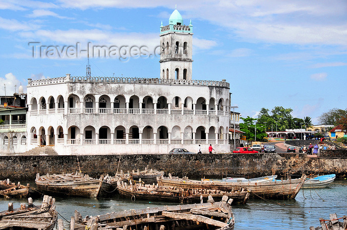 comoros86: Moroni, Grande Comore / Ngazidja, Comoros islands: the dhow port and the Old Friday Mosque - Port aux Boutres et l'Ancienne mosquée du Vendredi - photo by M.Torres - (c) Travel-Images.com - Stock Photography agency - Image Bank