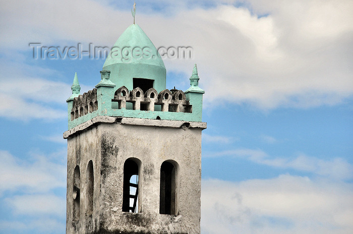 comoros87: Moroni, Grande Comore / Ngazidja, Comoros islands: minaret of the Old Friday Mosque - Ancienne mosquée du Vendredi - photo by M.Torres - (c) Travel-Images.com - Stock Photography agency - Image Bank