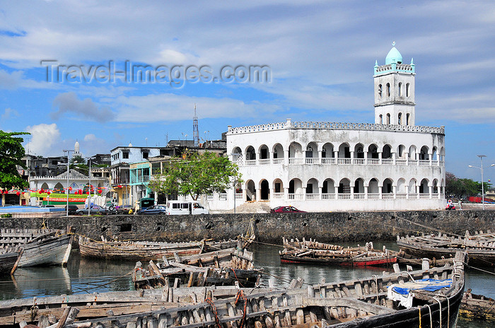 comoros88: Moroni, Grande Comore / Ngazidja, Comoros islands: hulls of dhows and the Old Friday Mosque - Port aux Boutres et l'Ancienne mosquée du Vendredi - photo by M.Torres - (c) Travel-Images.com - Stock Photography agency - Image Bank