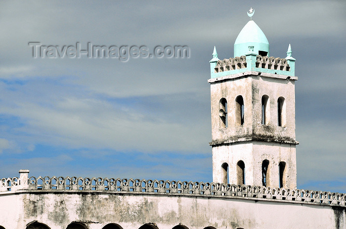 comoros90: Moroni, Grande Comore / Ngazidja, Comoros islands: sky and the Old Friday Mosque - Ancienne mosquée du Vendredi - photo by M.Torres - (c) Travel-Images.com - Stock Photography agency - Image Bank