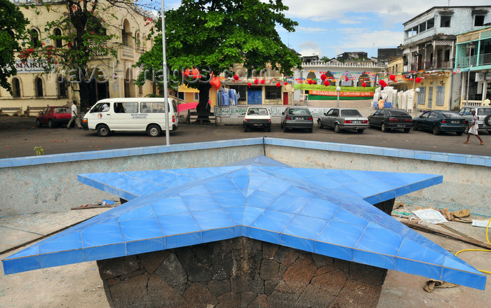 comoros91: Moroni, Grande Comore / Ngazidja, Comoros islands: blue star on a dry fountain - Place de Badjanani - photo by M.Torres - (c) Travel-Images.com - Stock Photography agency - Image Bank