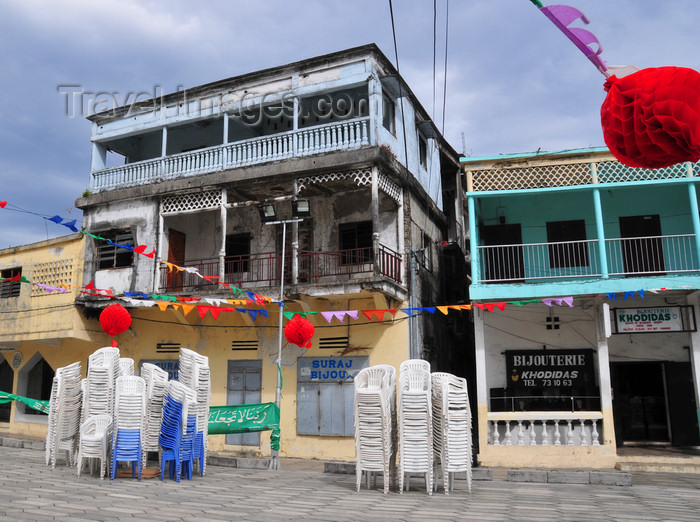 comoros94: Moroni, Grande Comore / Ngazidja, Comoros islands: jewellery shops and chairs on Place de Badjanani, Mtsangani - photo by M.Torres - (c) Travel-Images.com - Stock Photography agency - Image Bank