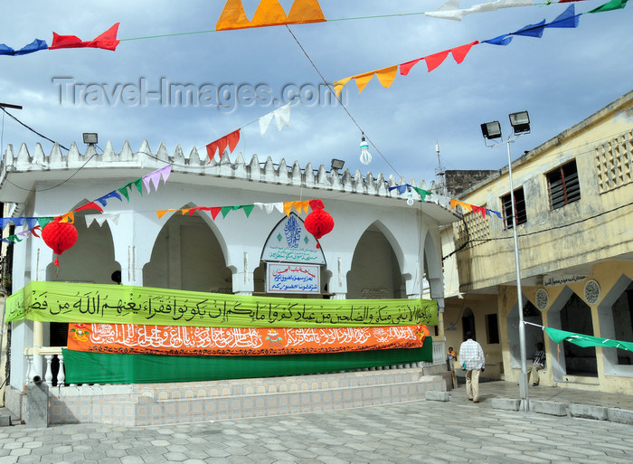 comoros95: Moroni, Grande Comore / Ngazidja, Comoros islands: Place de Badjanani - Sultan Ahmed mosque - banner announcing a 'grand mariage' - photo by M.Torres - (c) Travel-Images.com - Stock Photography agency - Image Bank