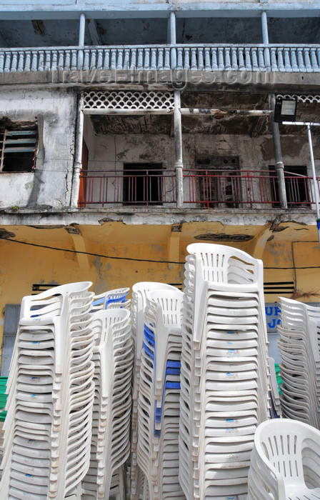 comoros97: Moroni, Grande Comore / Ngazidja, Comoros islands: chairs left from a wedding - shops on Place de Badjanani - photo by M.Torres - (c) Travel-Images.com - Stock Photography agency - Image Bank